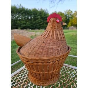 Charming Vintage Wicker Chicken Basket with Lid - Farmhouse Decor